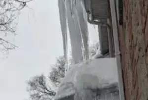 Full of ice on roof, Longueuil