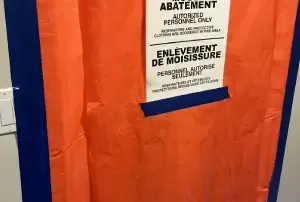 Zone de travail pour la décontamination de moisissures à Laval